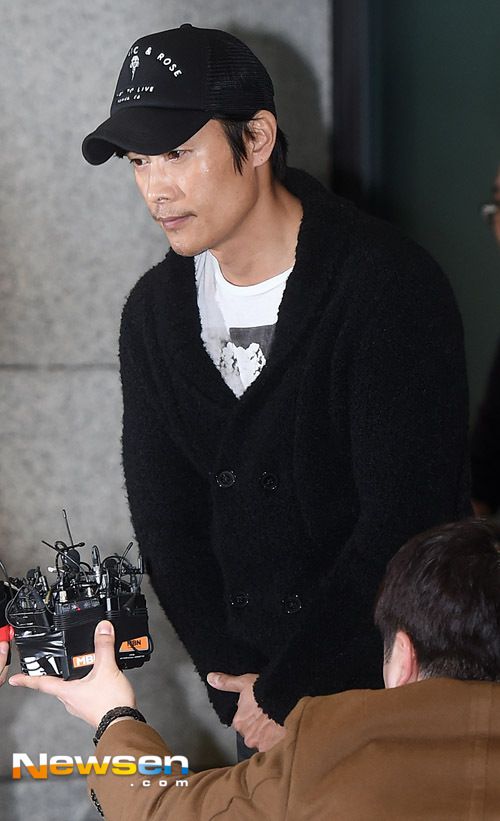 Lee Byung Hun Apologizes at the Airport Upon Returning to Korea with